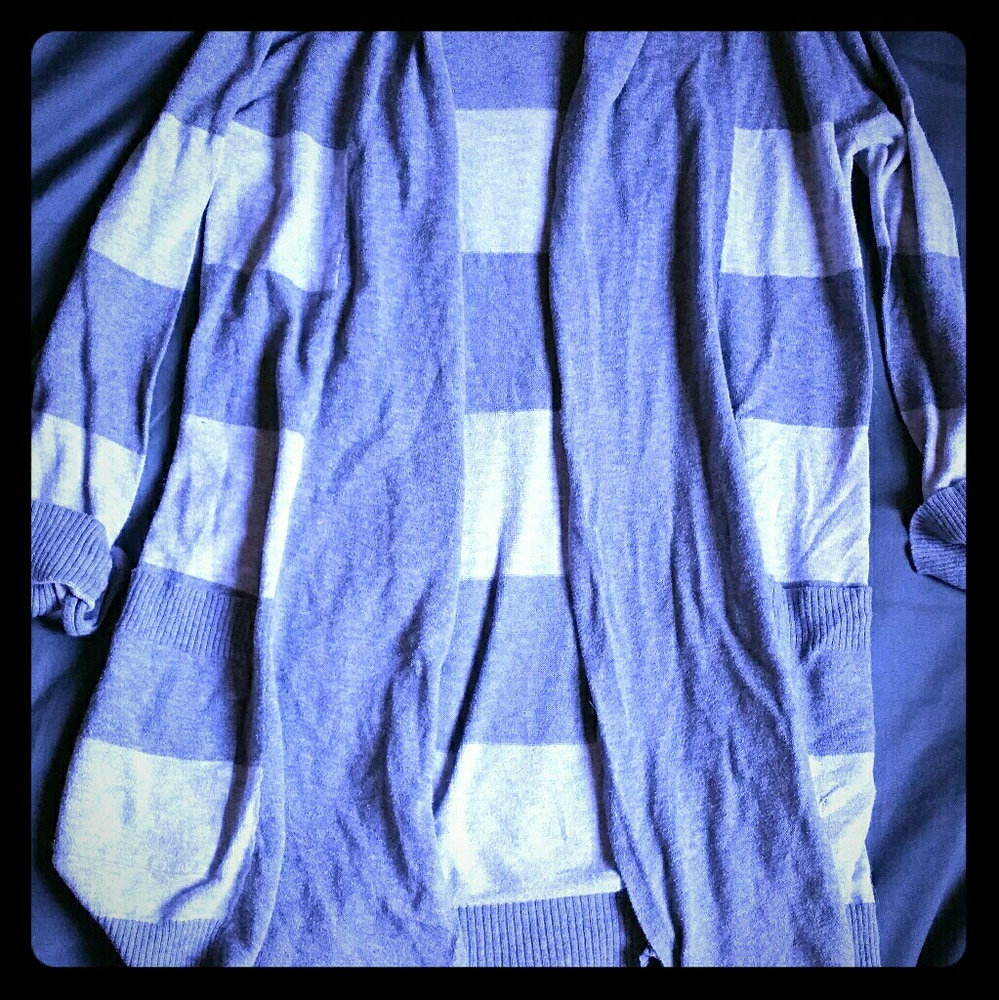 Quarter sleeve cardigan